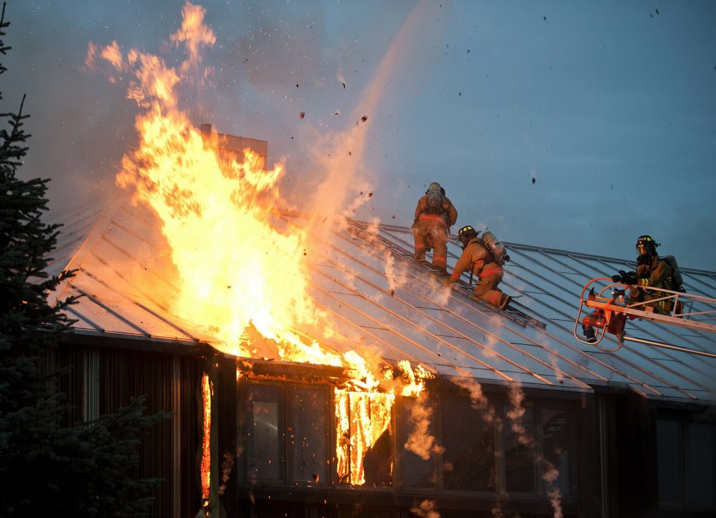 Palomiehet sammuttavat pientalon kattoa.