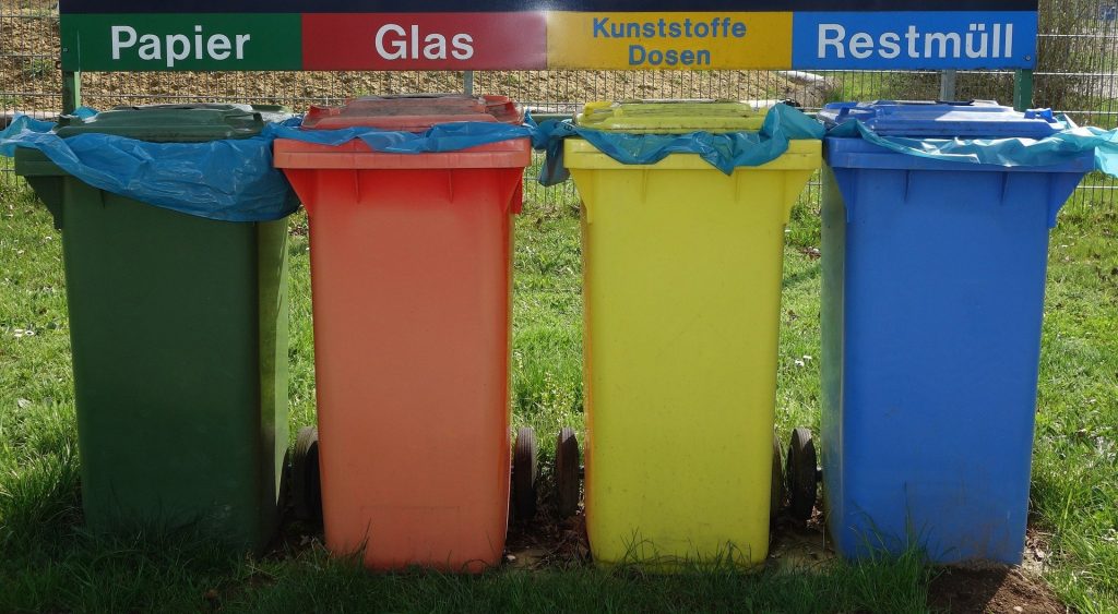 Eri värisiin jäteastioihin kerätään eri jätejakeita.