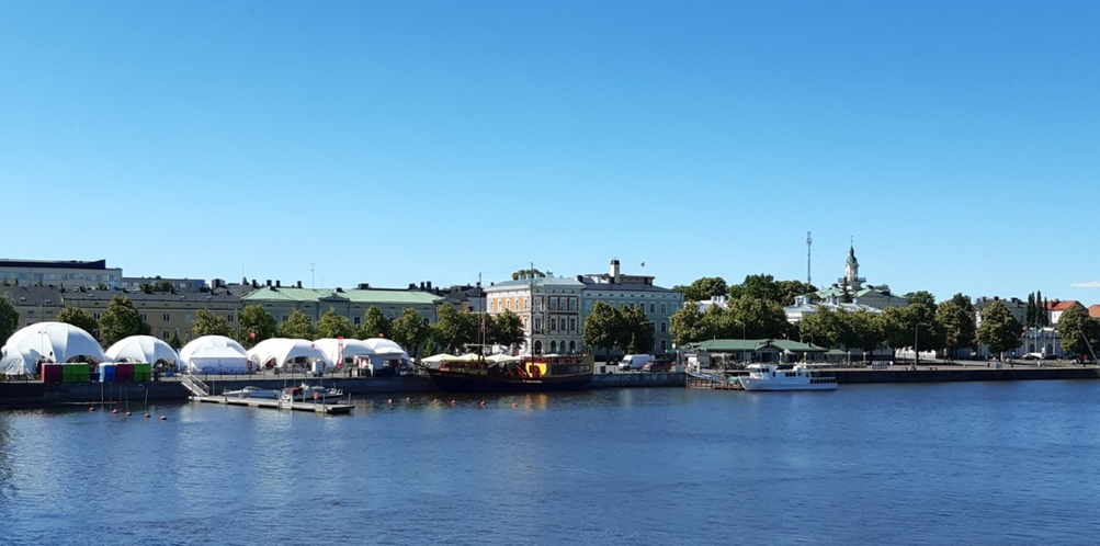 Kuvituskuva. Kuvassa etualalla Kokemäenjoki, taustalla vasemmalla näkyy SuomiAreenan rantalavan teltat, keskellä ja oikealla Kivi-Porin alueen rakennuksia