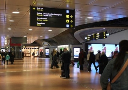 Tukholman metroasema T-Centralenin käytävä, jossa matkustajia menossa eri suuntiin. 