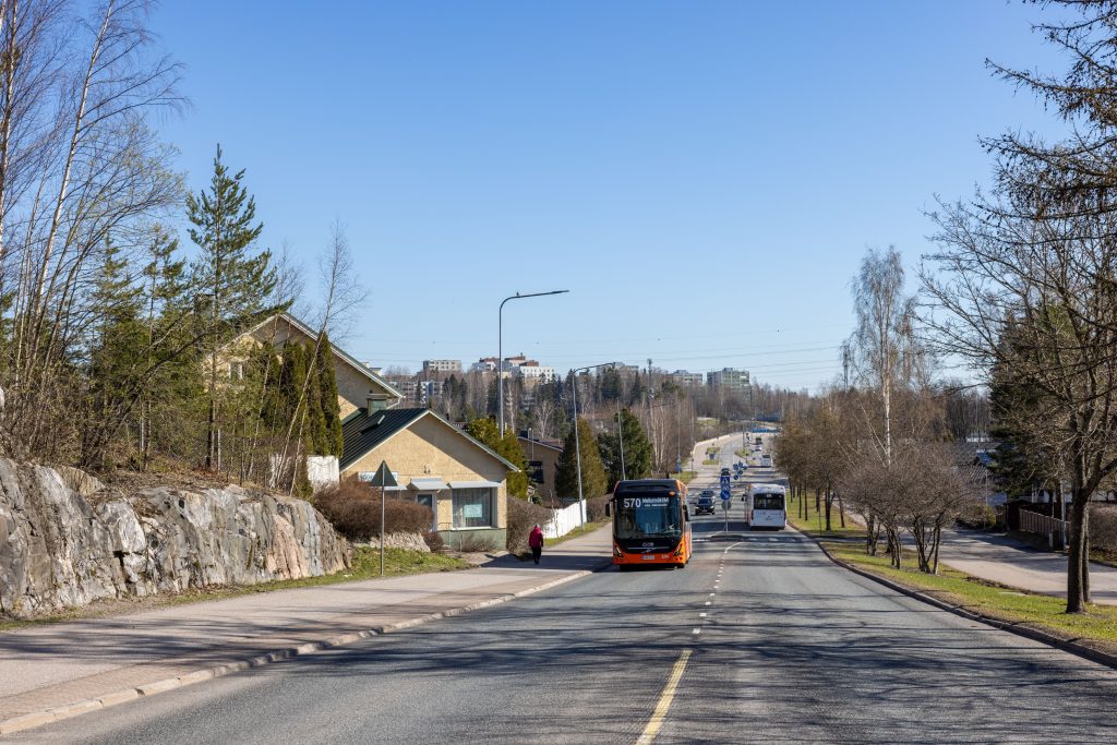 Näkymä Vantaalta Vaaralan Hakunilantieltä. Keskellä ajokaista, johon uusi raitiolinja tullaan rakentamaan. Alueelle on valmisteltu asemakaavamuutos, jotta tarvittavalle infrastruktuurille on tarpeeksi tilaa.