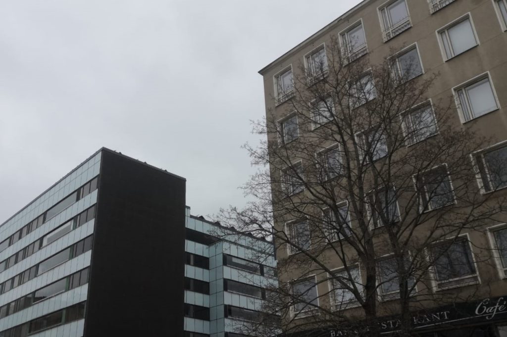 Kahden erilaisen kerrostalon julkisivut.
