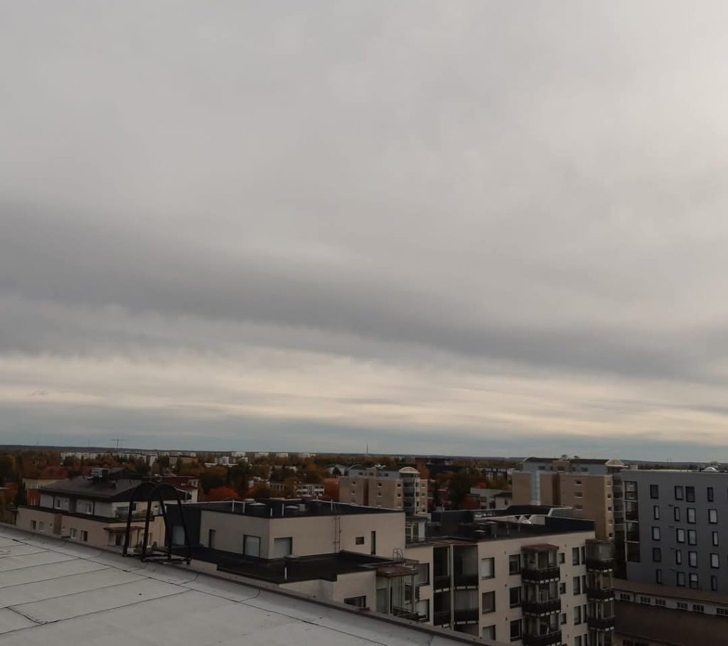 Näkymä kerrostalon katolta kaupungin ylle.